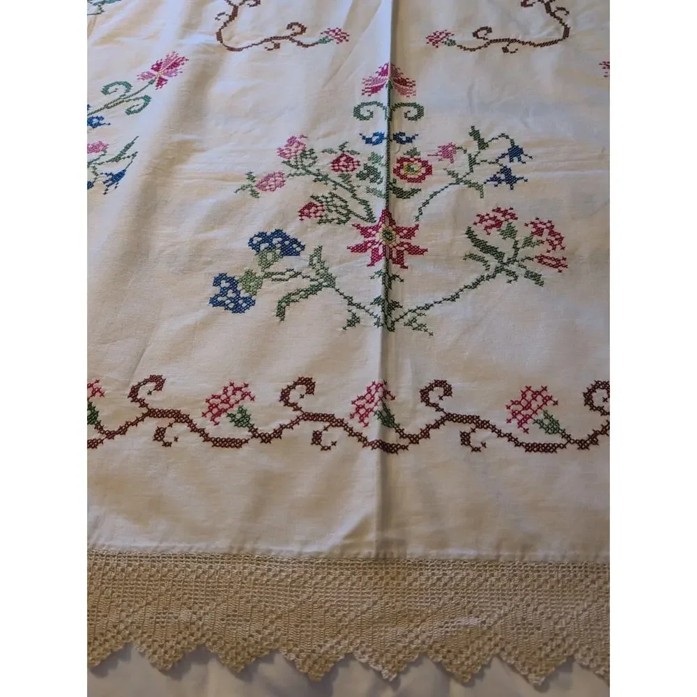 VINTAGE HAND EMBROIDERED Cross‎ Stitched Crochet With Lace Bed Spread Cover